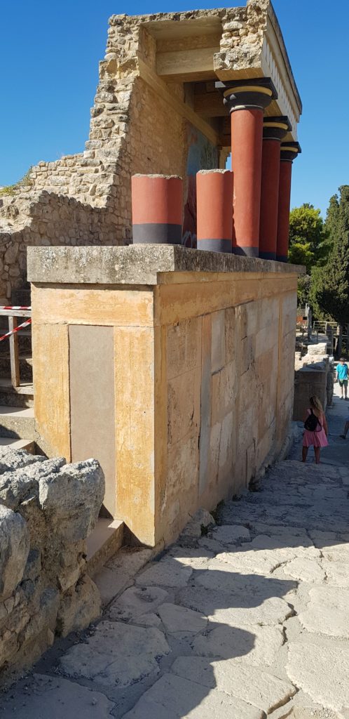 Beton gewordene  Theorie: Rekonstruktionen auf dem Palasthügel von Knossos