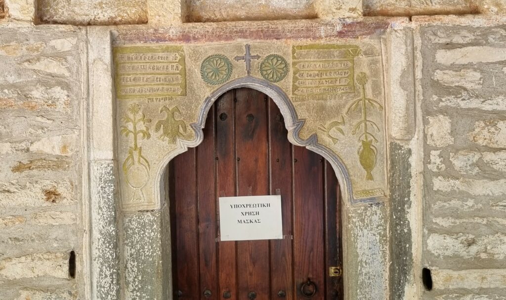 Nicht alle Kirchen wehren sich gegen Corona-Maßnahmen: an dieser Kirchentür wird ausdrücklich auf die Maskenpflicht hingewiesen.
